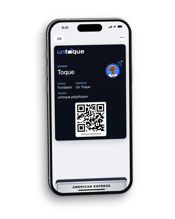 La tarjeta de presentación digital de Toque en Apple Wallet, en un iPhone, con su foto, su cargo y su QR