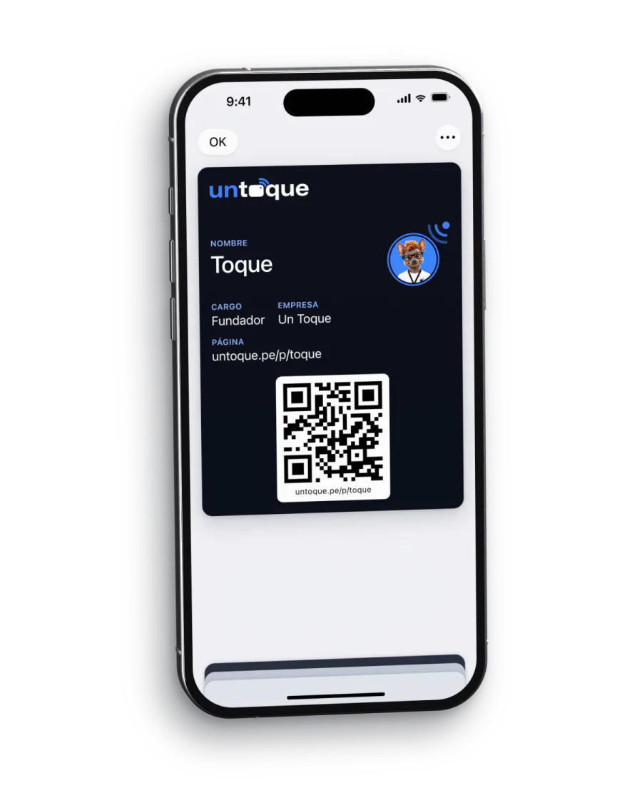 Tarjeta digital de Toque en Apple Wallet, en un iPhone, con su foto, su cargo y el QR de su página