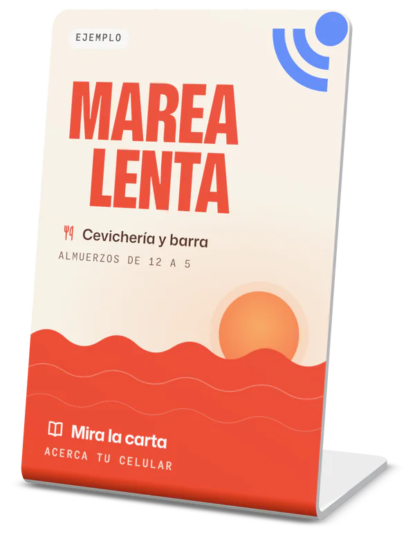 Placa de mesa blanca con un diseño de ejemplo de la Cevichería Marea Lenta: el nombre en rojo, el sol que se pone sobre el mar y "Mira la carta, acerca tu celular".